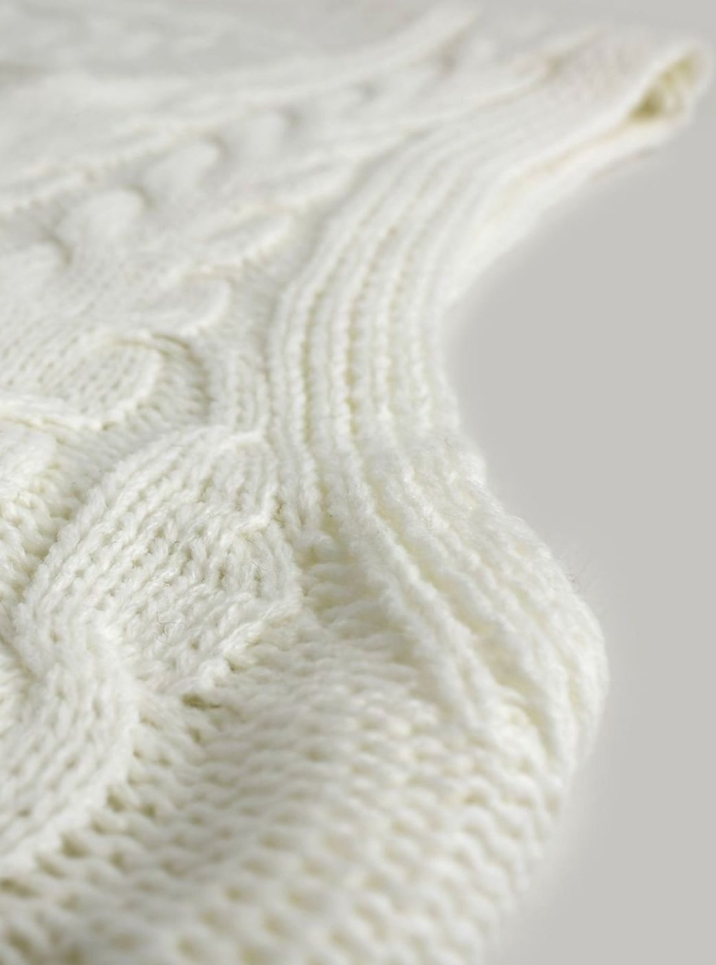 Women's Cable-Knit V-Neck Relaxed-Fit Sweater Vest